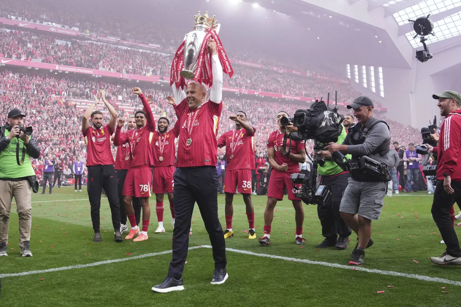 سلوت فاجأ الجميع بفوزه بلقب الدوري الإنجليزي في أول موسم له مع ليفربول (أ.ب)