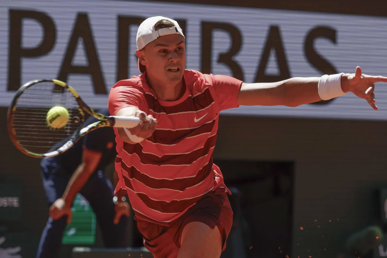 هولغر رونه المصنف العاشر عالمياً يتقدم في باريس (د.ب.أ)