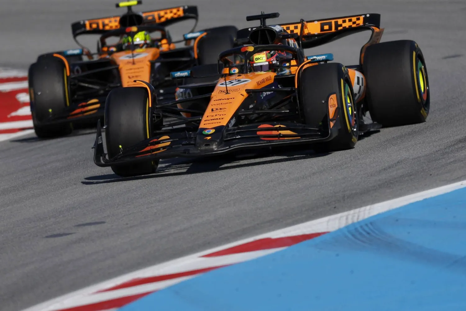 سائقا فريق مكلارين يتصدران تجارب برشلونة الحرة (رويترز)