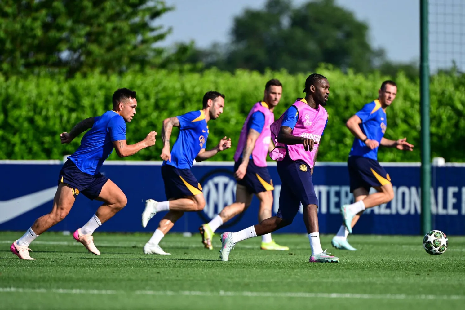 إنتر ميلان المتمرس في تخطي المواقف الصعبة يتطلع للتتويج باللقب الرابع لدوري أبطال أوروبا (أ.ف.ب)