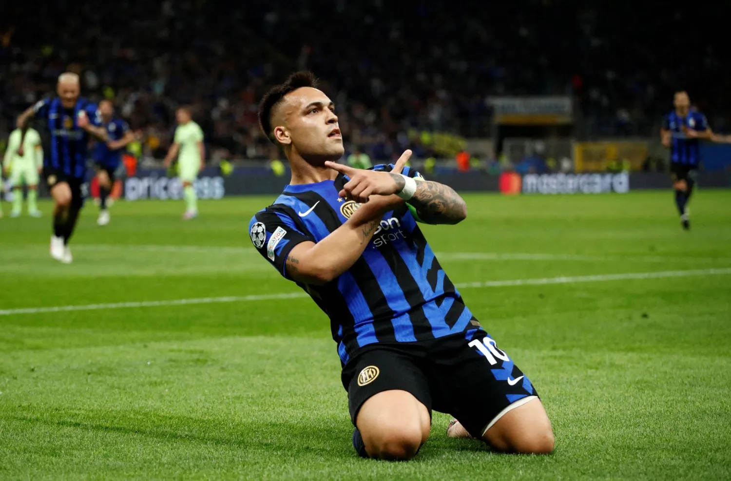 مارتينيز يقود أحلام إنتر ميلان في الفوز باللقب (رويترز) Cutout