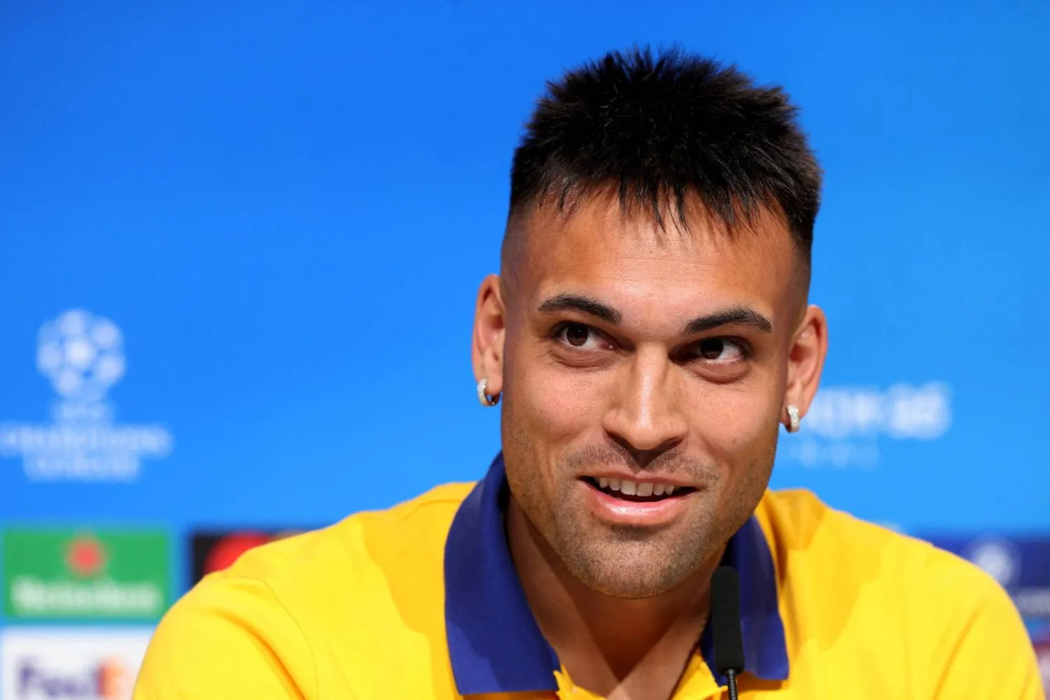 لاوتارو مارتينيز قائد فريق إنتر ميلان الإيطالي (رويترز)