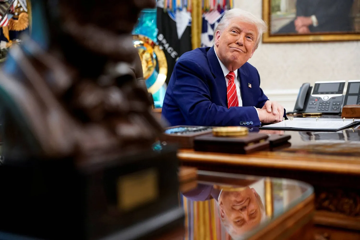 الرئيس الأميركي دونالد ترمب في مكتبه (رويترز)