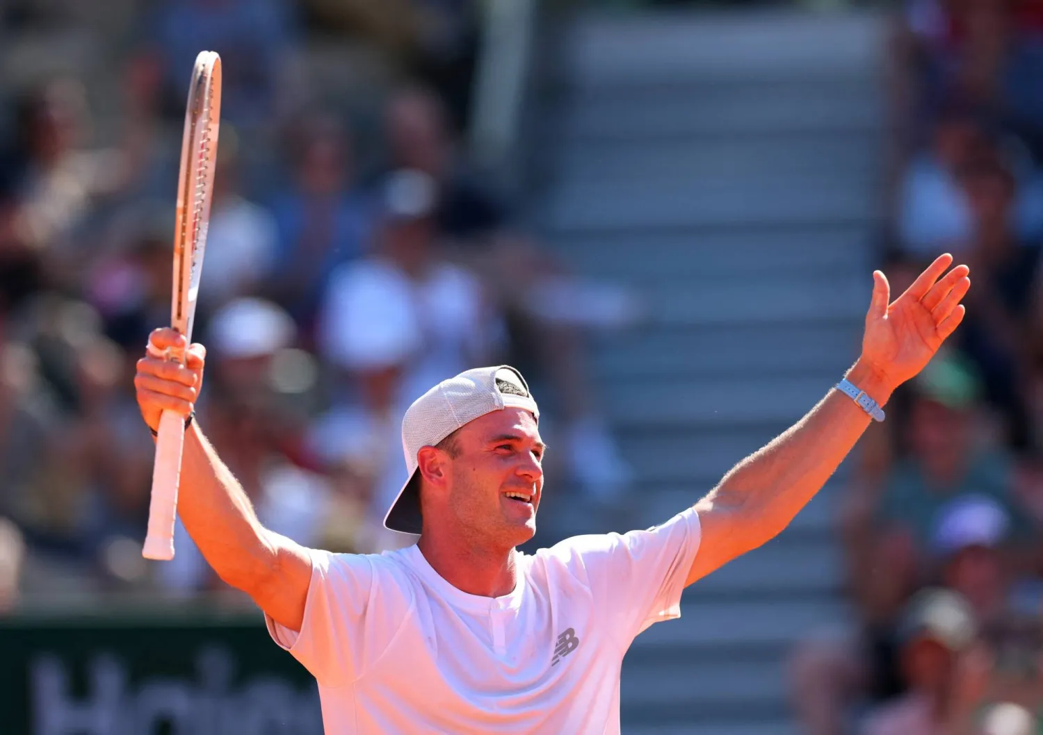 الأميركي تومي بول يواصل مشواره «الصعب» في باريس (رويترز)