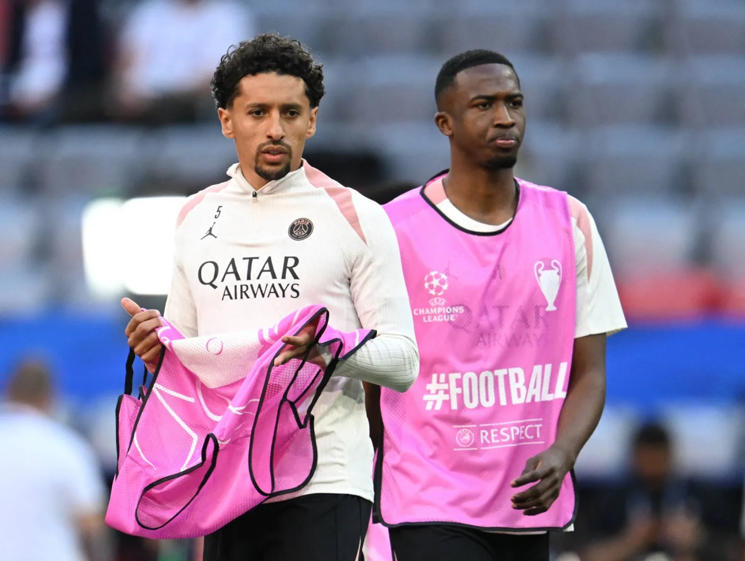 القائد البرازيلي لباريس سان جيرمان الفرنسي ماركينيوس وإلى يساره الإكوادوري ويليان باشو (رويترز)