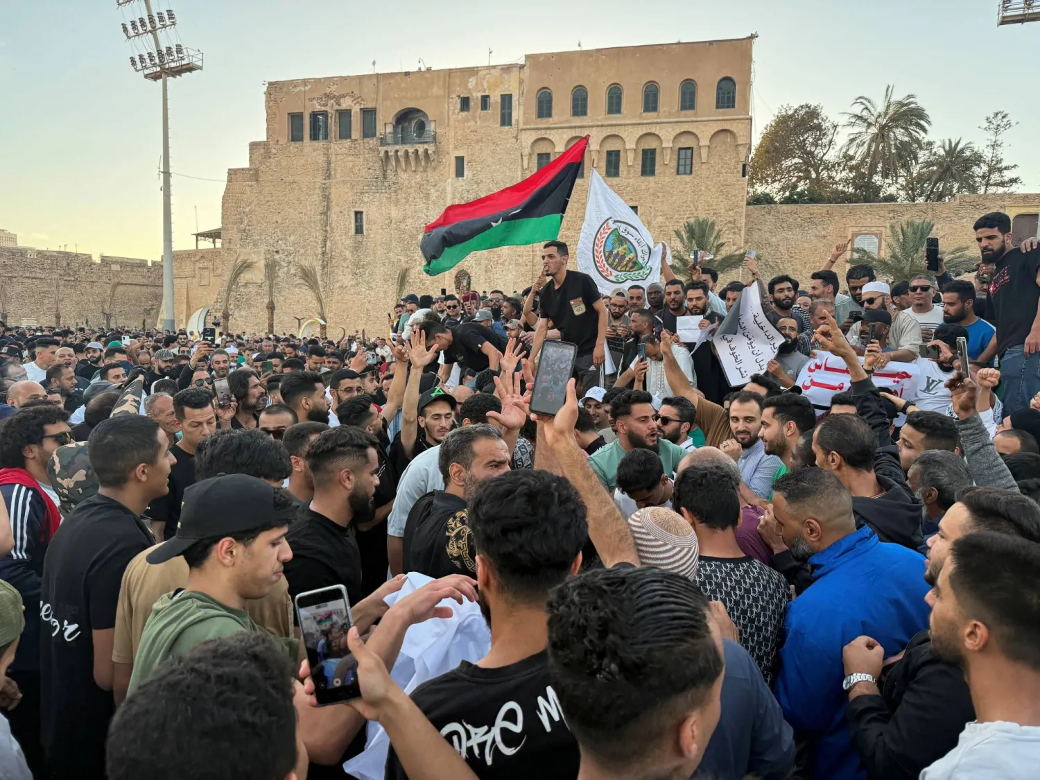 من تظاهرات ليبيا الأخيرة (روينرز)
