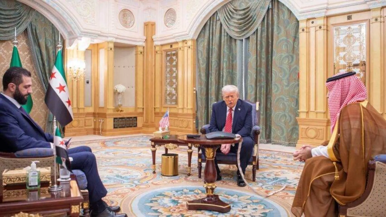 الاجتماع التاريخي في الرياض، ويبدو من اليمين الأمير محمد بن سلمان والرئيس دونالد ترمي والرئيس أحمد الشرع (القصر الملكي السعودي - آ ب)