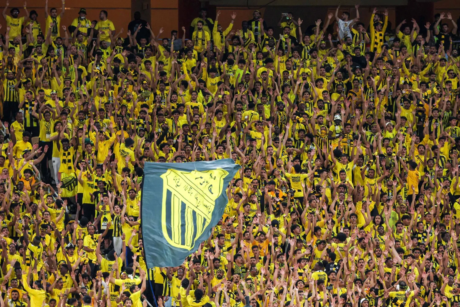 جماهير الاتحاد سجلت حضورا لافتا مع فريقها في النهائي الكبير (أ.ف.ب)