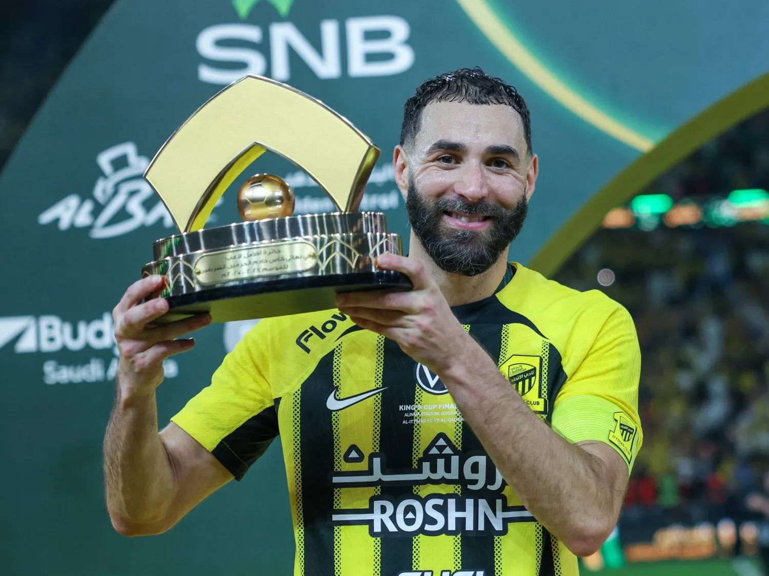 بنزيمة توج بجائزة أفضل لاعب بالمباراة النهائية (الاتحاد السعودي) 
