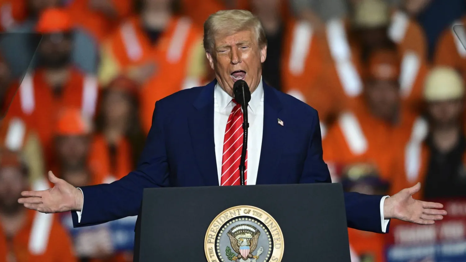 الرئيس الأميركي دونالد ترمب يتحدث في مصنع في بنسلفانيا (ا.ب)