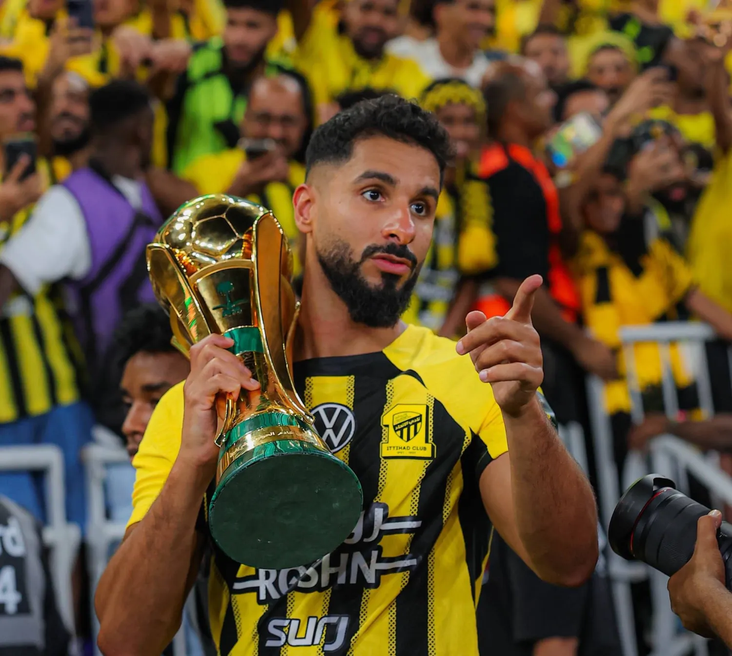 صالح الشهري لاعب نادي الاتحاد يحتفل باللقب (نادي الاتحاد) 