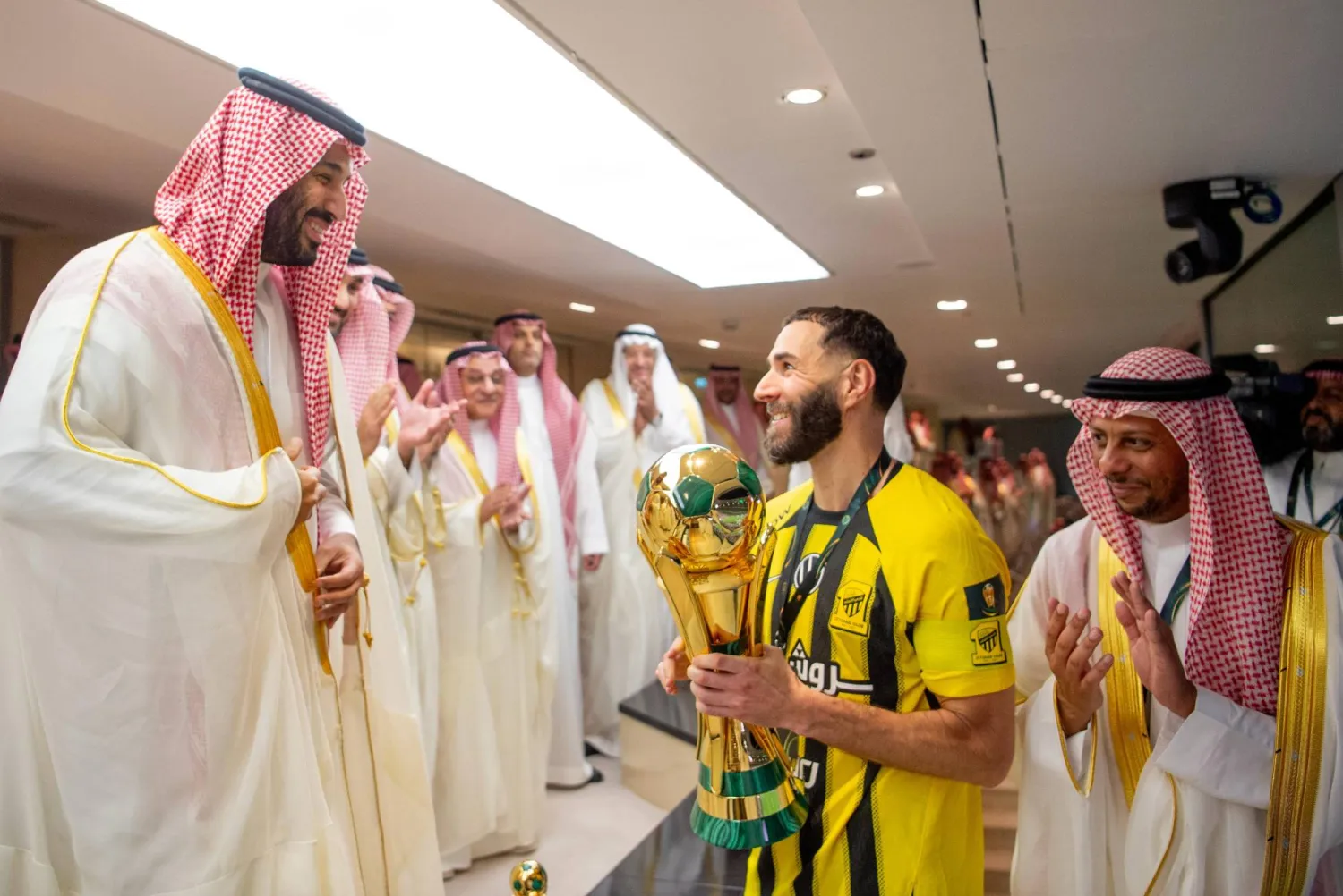 ولي العهد يتوج الاتحاد بـ«كأس الملك» السعودي