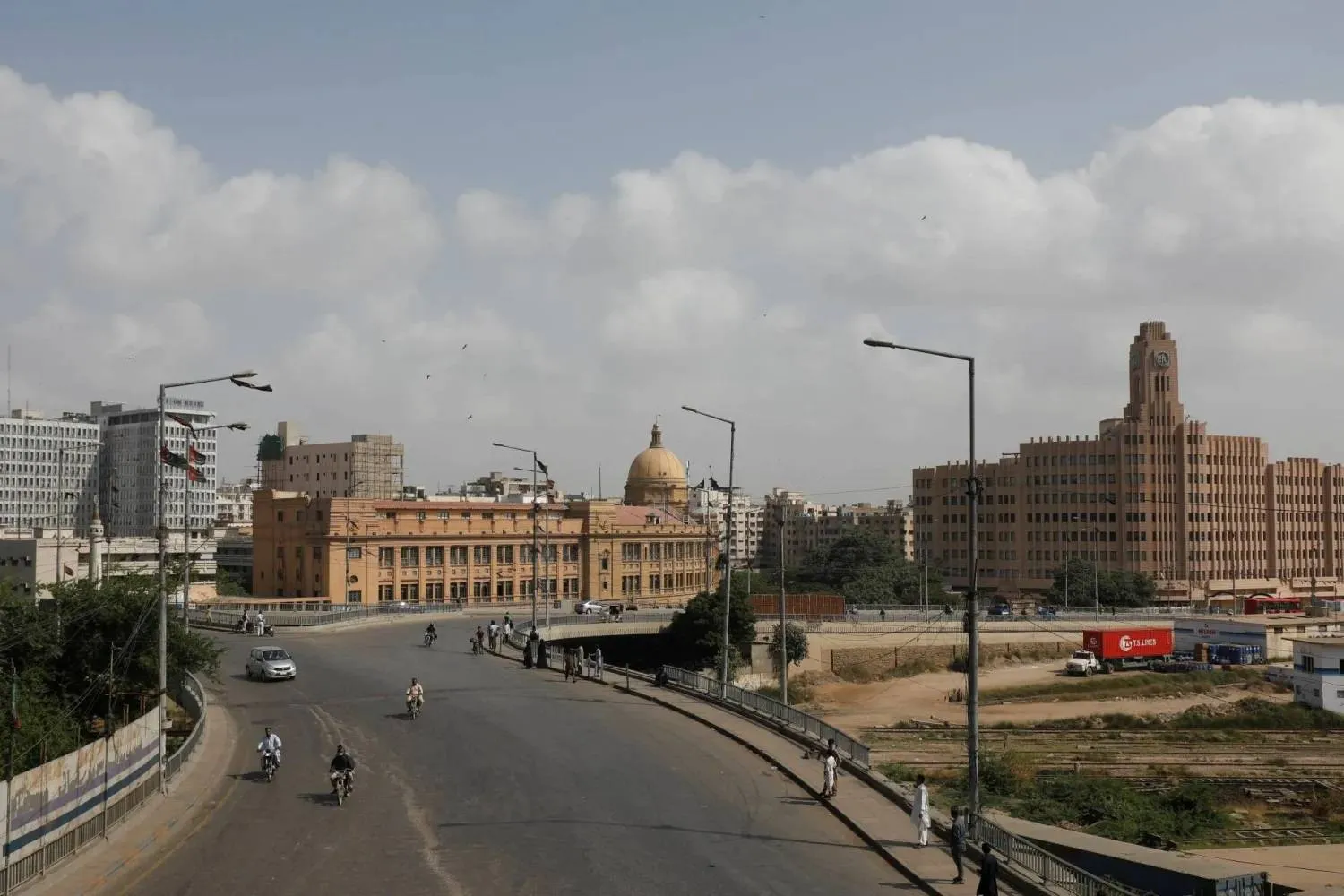 منظر لحركة المرور الجزئية ويظهر مبنى مؤسسة ميناء كراتشي في الخلفية (رويترز)