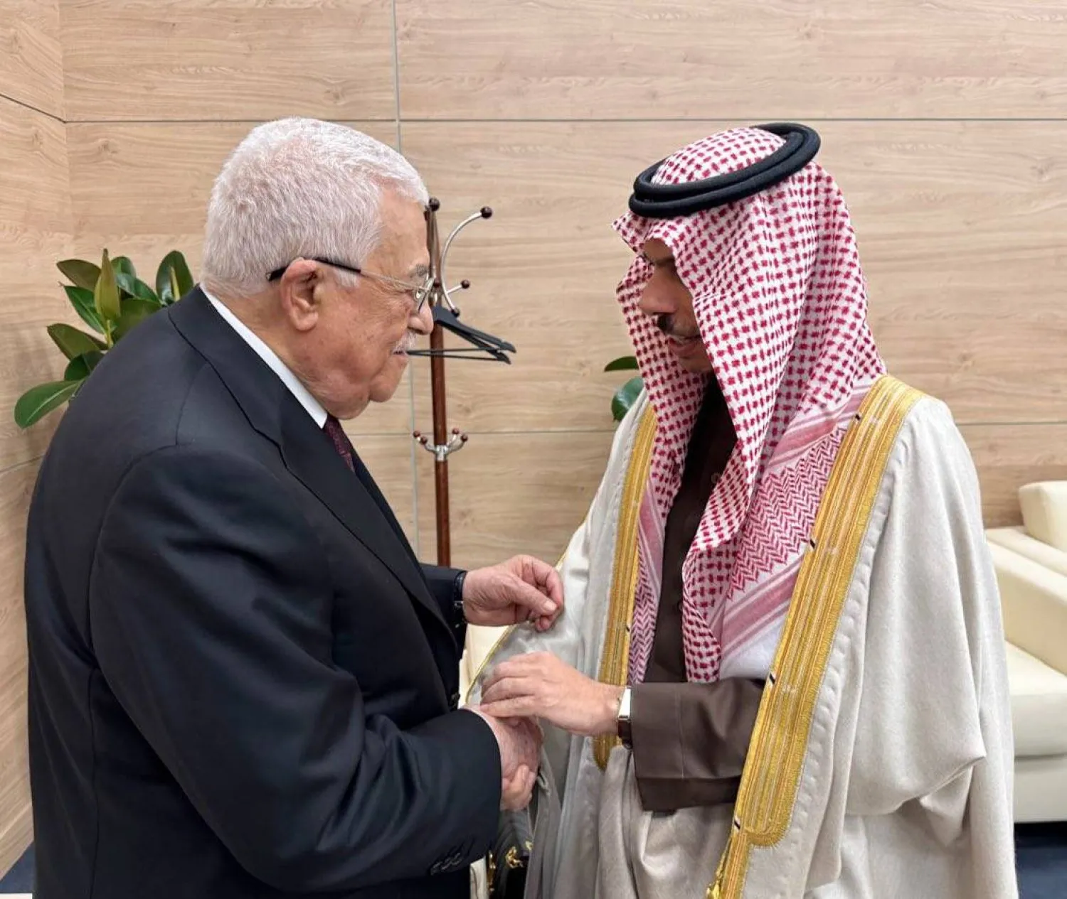 الأمير فيصل بن فرحان خلال لقاء سابق مع الرئيس محمود عباس في قازان أكتوبر 2024 (الخارجية السعودية)