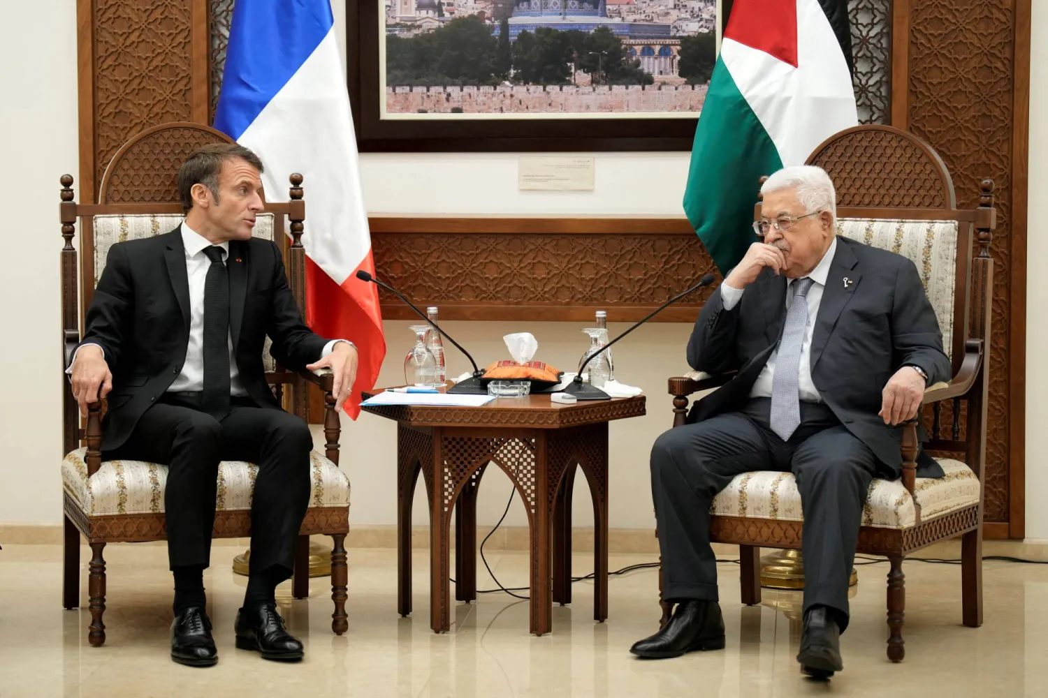 الرئيس الفلسطيني محمود عباس ونظيره الفرنسي إيمانويل ماكرون في رام الله بالضفة الغربية يوم 24 أكتوبر 2023 (رويترز)