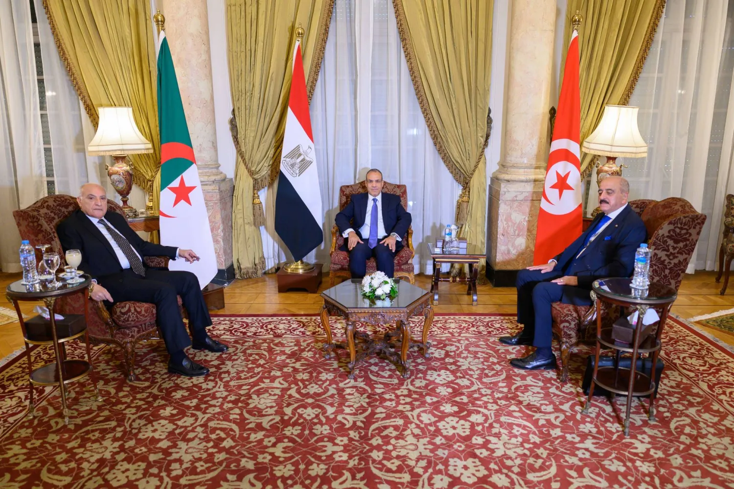 وزراء خارجية مصر وتونس والجزائر خلال اجتماعهم اليوم السبت لبحث الأزمة الليبية (إ.ب.أ)