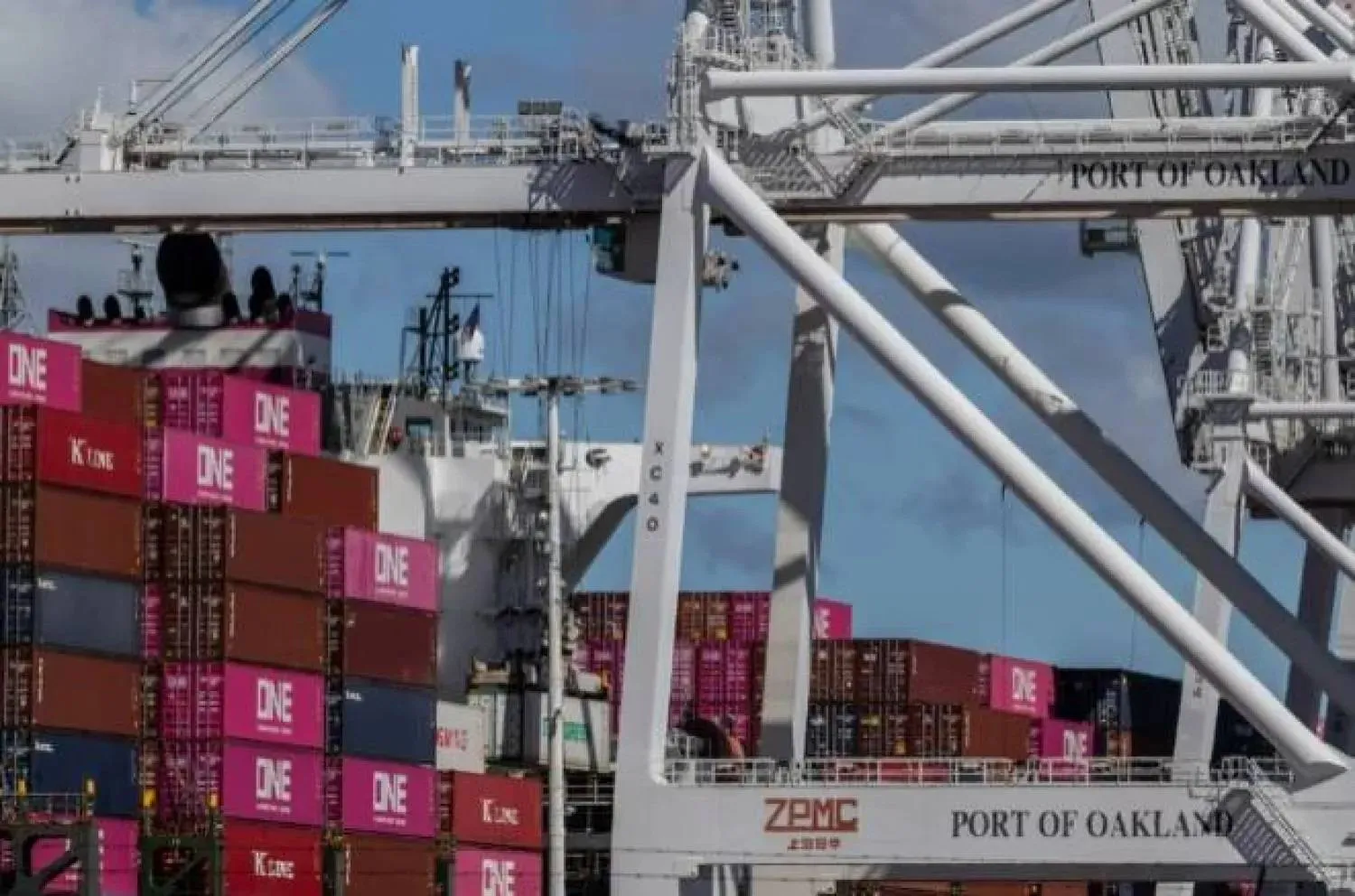 سفينة شحن محمّلة بالحاويات في ميناء أوكلاند (رويترز)