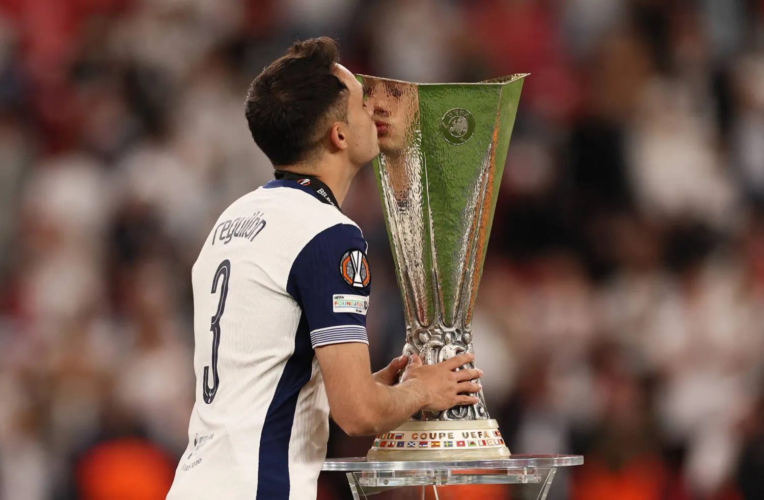 سيرخيو ريغيلون في لقطته الأخيرة مع توتنهام بالفوز باليوروباليغ (رويترز)