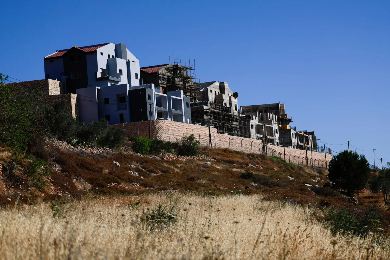 مبانٍ جديدة تحيط بمستوطنة مجداليم الإسرائيلية قرب نابلس في الضفة الغربية المحتلة (رويترز)