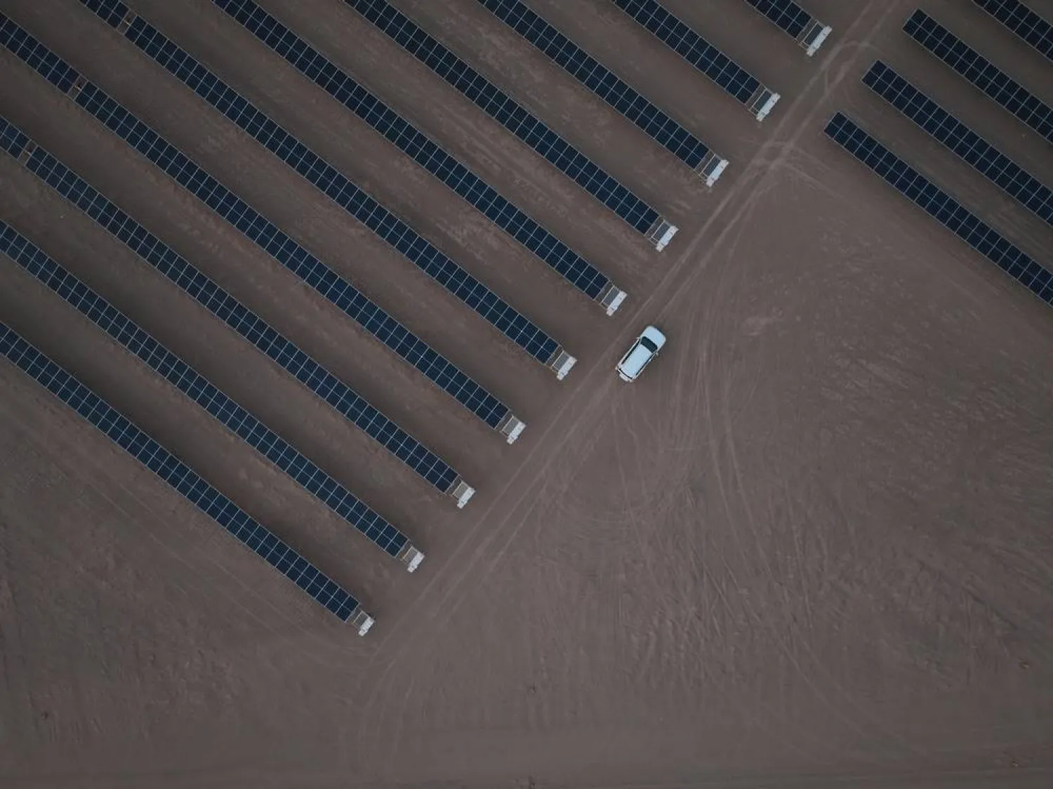 ألواح لإنتاج الطاقة الشمسية (وكالة الأنباء العمانية)