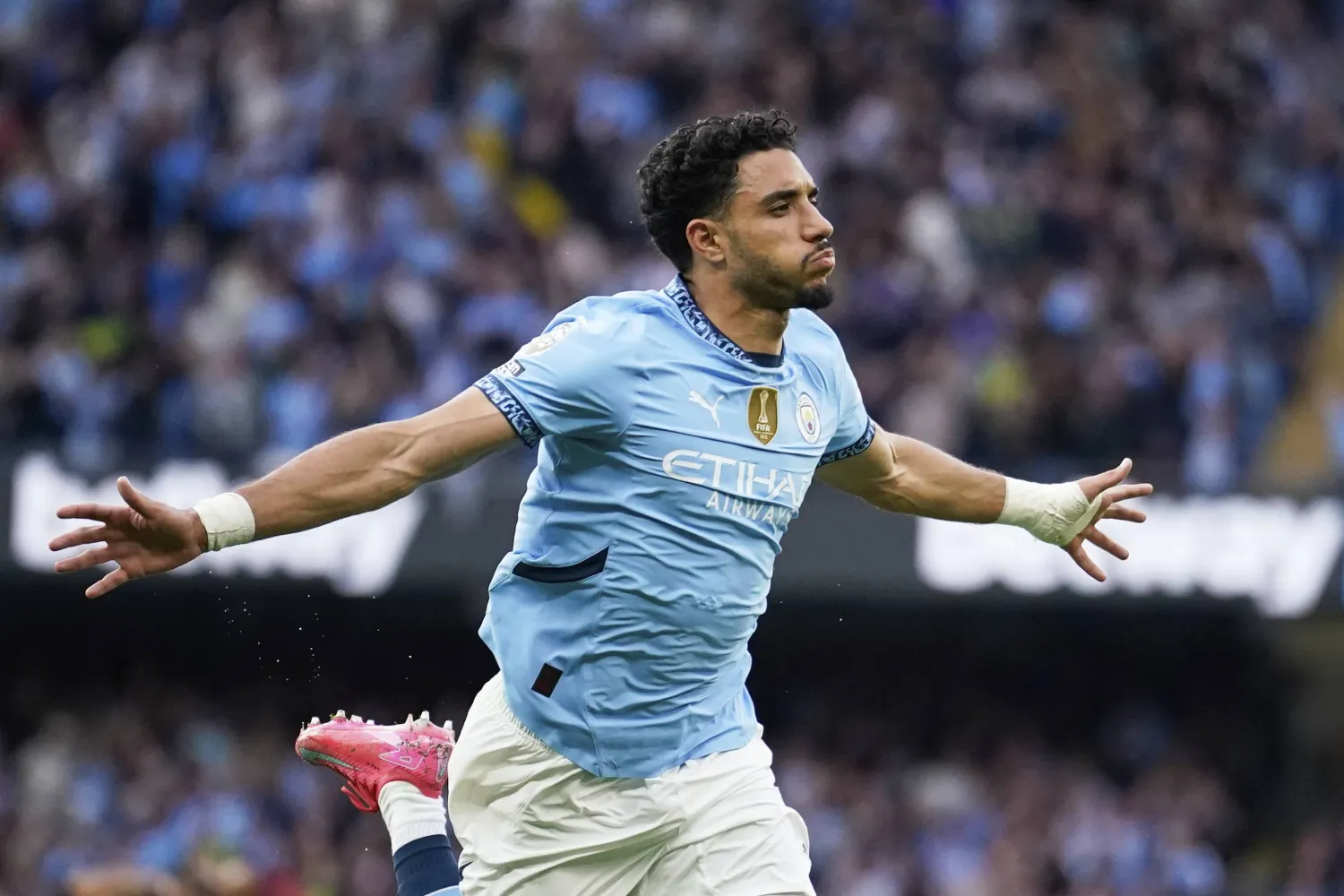 المصري عمر مرموش حصد جائزة أفضل هدف في البريميرليغ (أ.ب)