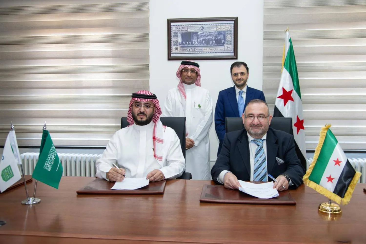 توقيع المذكرة بحضور وزير الاتصالات السوري عبد السلام هيكل والرئيس التنفيذي لمجموعة «غو» يحيى آل منصور ووقعها محمد كرحان وعلاء حمزاوي (الشرق الأوسط)