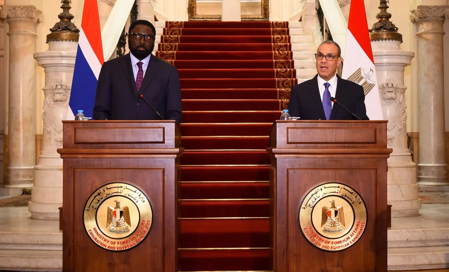 بدر عبد العاطي وزير الخارجية المصري في مؤتمر صحافي مشترك بالقاهرة مع نظيره الغامبي مامادو تانجارا (الخارجية المصرية)