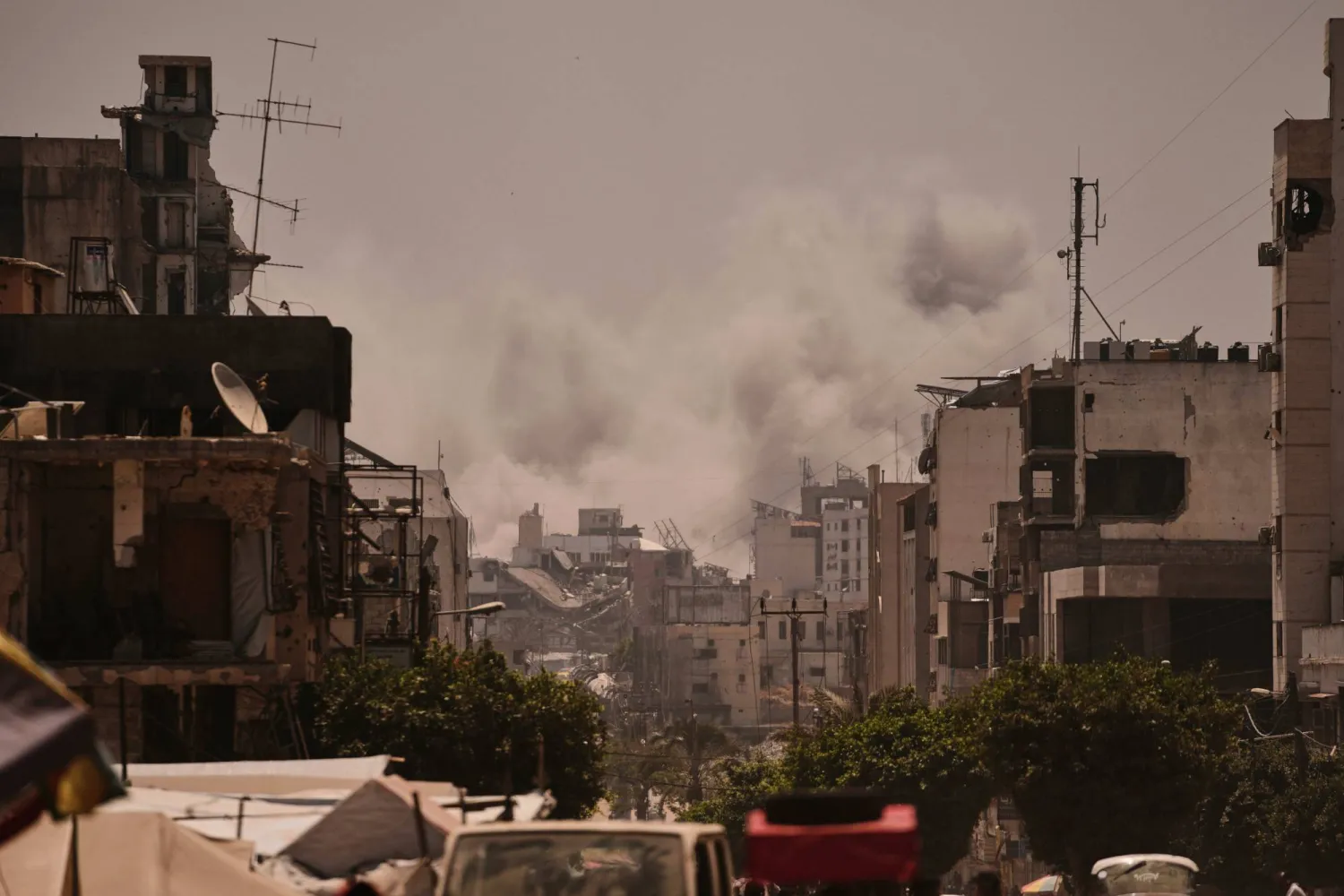 تصاعد الدخان في السماء إثر غارة جوية إسرائيلية على مدينة غزة (أ.ب)