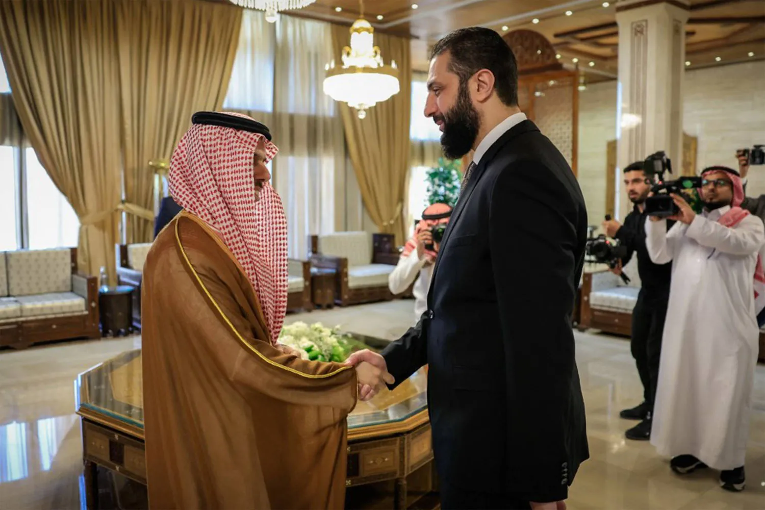 مصافحة بين الرئيس السوري أحمد الشرع ووزير الخارجية السعودي الأمير فيصل بن فرحان بدمشق السبت (أ.ف.ب)