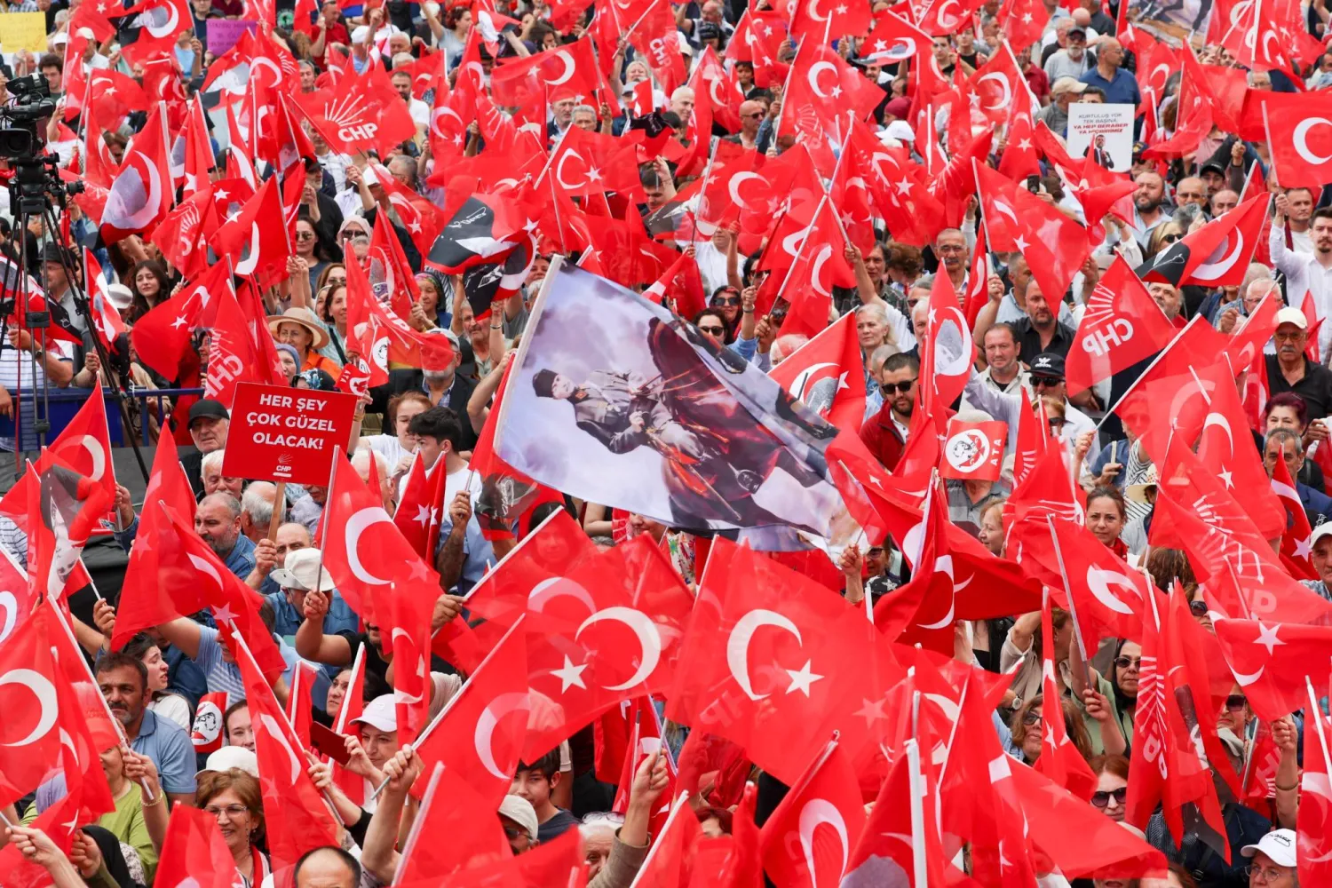 تظاهر الآلاف في مدينة دوزجه التركية السبت للمطالبة بإطلاق سراح أكرم إمام أوغلو (حزب الشعب الجمهوري- إكس)