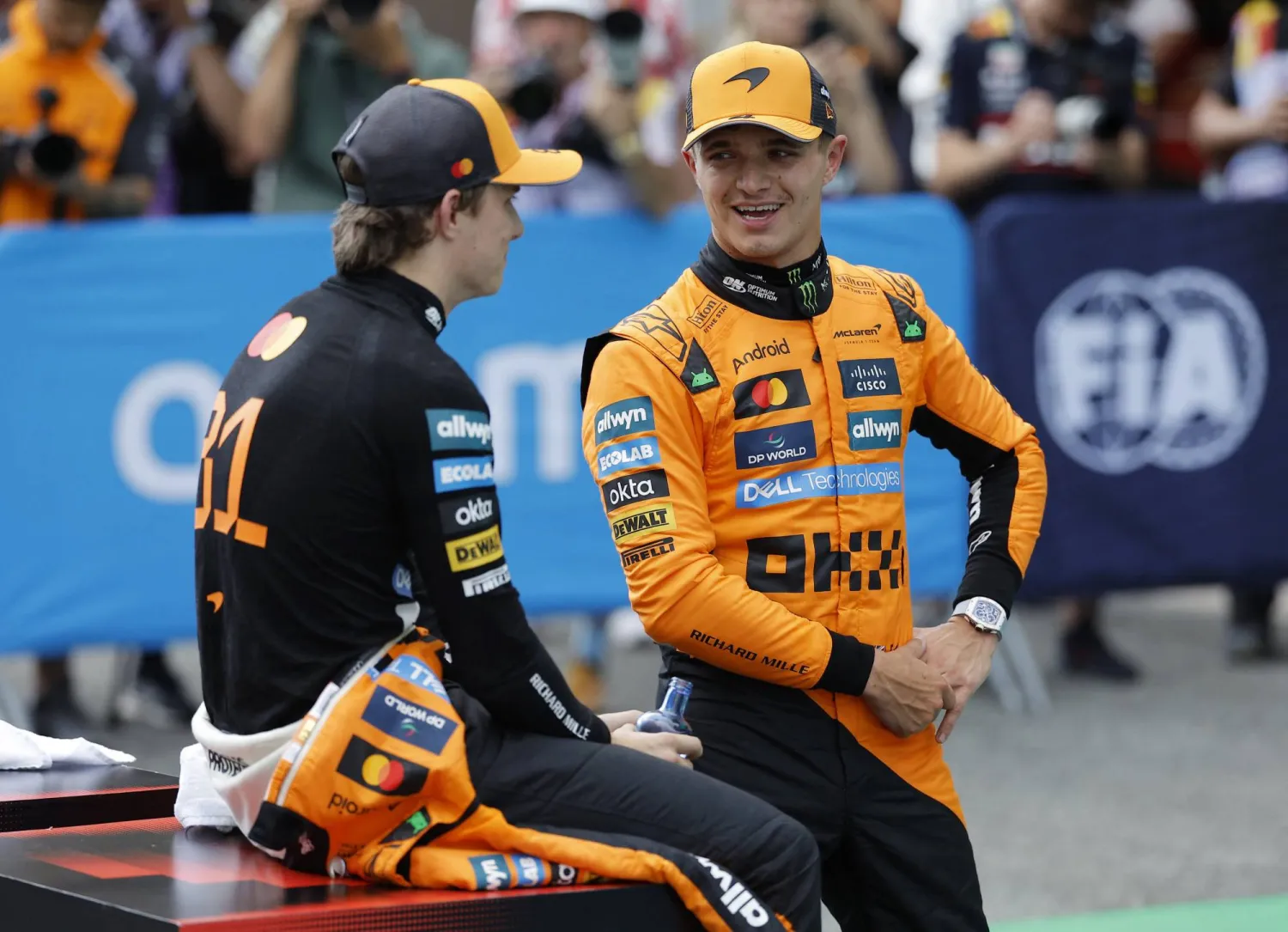 ثنائي مكلارين اللذان سينطلقان من الصف الأول في برشلونة (رويترز)