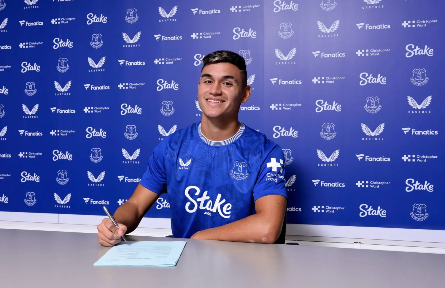 لاعب وسط إيفرتون كارلوس «تشارلي» ألكاراس (نادي إيفرتون)