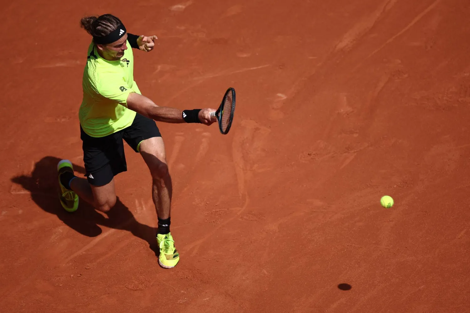 الألماني ألكسندر زفيريف تأهل إلى دور الـ16 من «رولان غاروس» (أ.ف.ب)