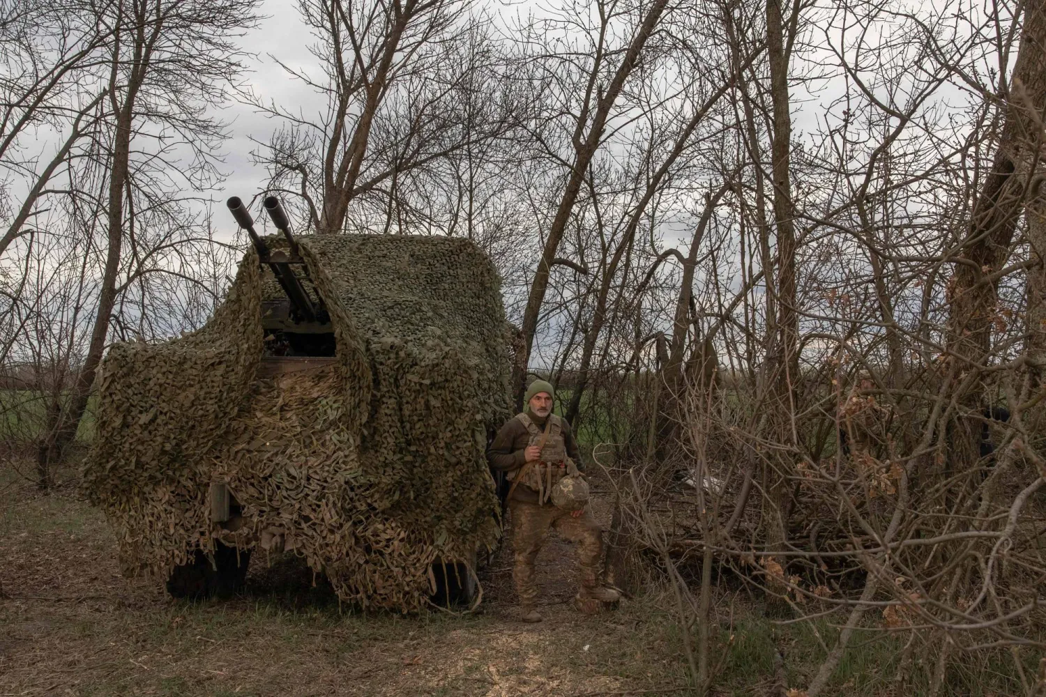 جندي أوكراني في موقع بمنطقة زابوريجيا حيث تكثف روسيا هجومها (أ.ف.ب)