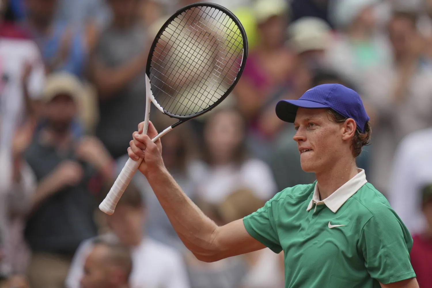 سينر محتفلاً بفوزه في المواجهة (أ.ب)