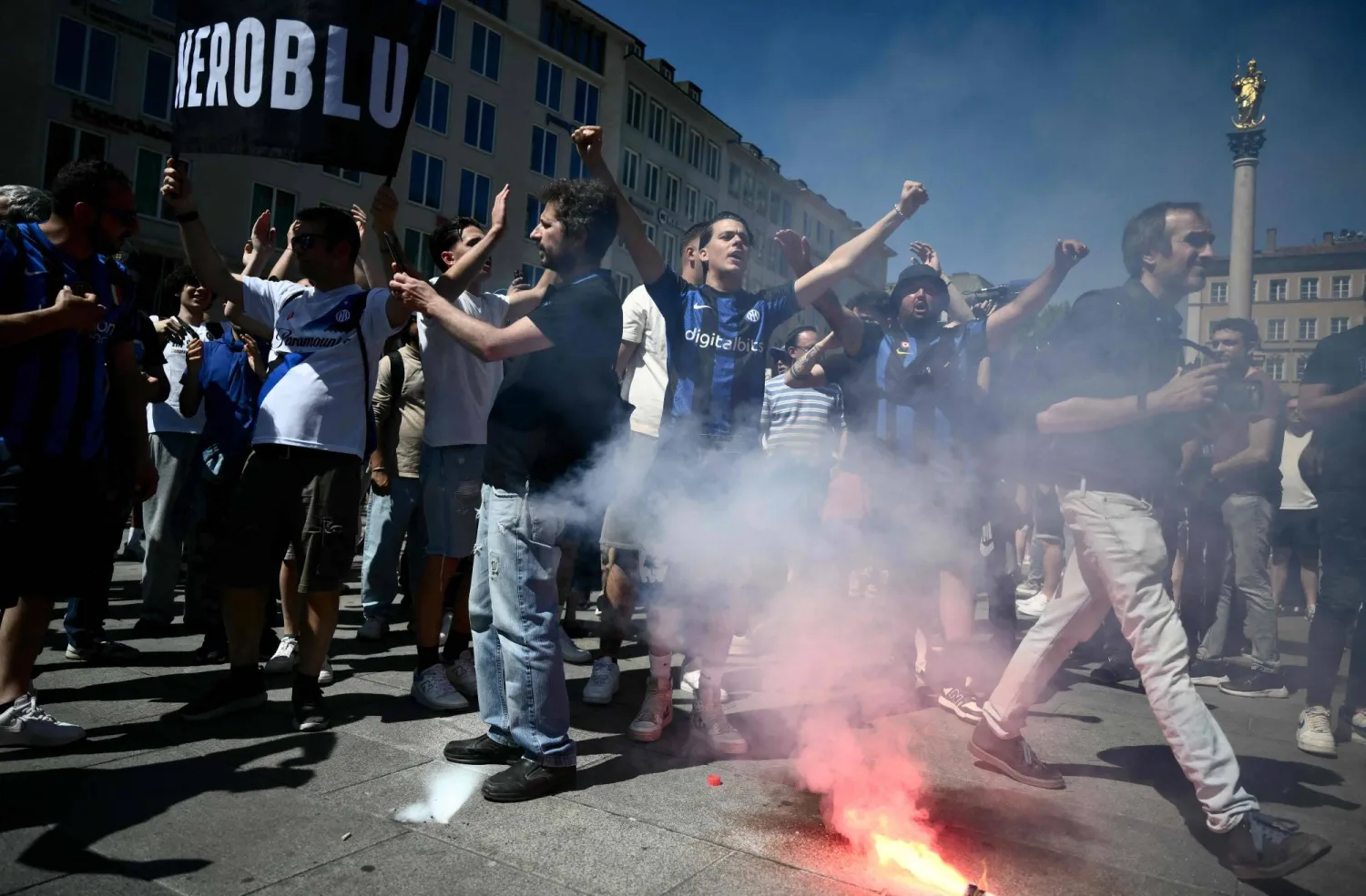 جماهير الإنتر في إحدى ساحات ميونيخ (أ.ف.ب)