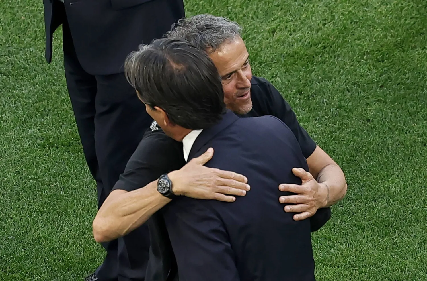 إنزاغي وإنريكي يتبادلان العناق قبل انطلاق النهائي الأوروبي (إ.ب.أ)