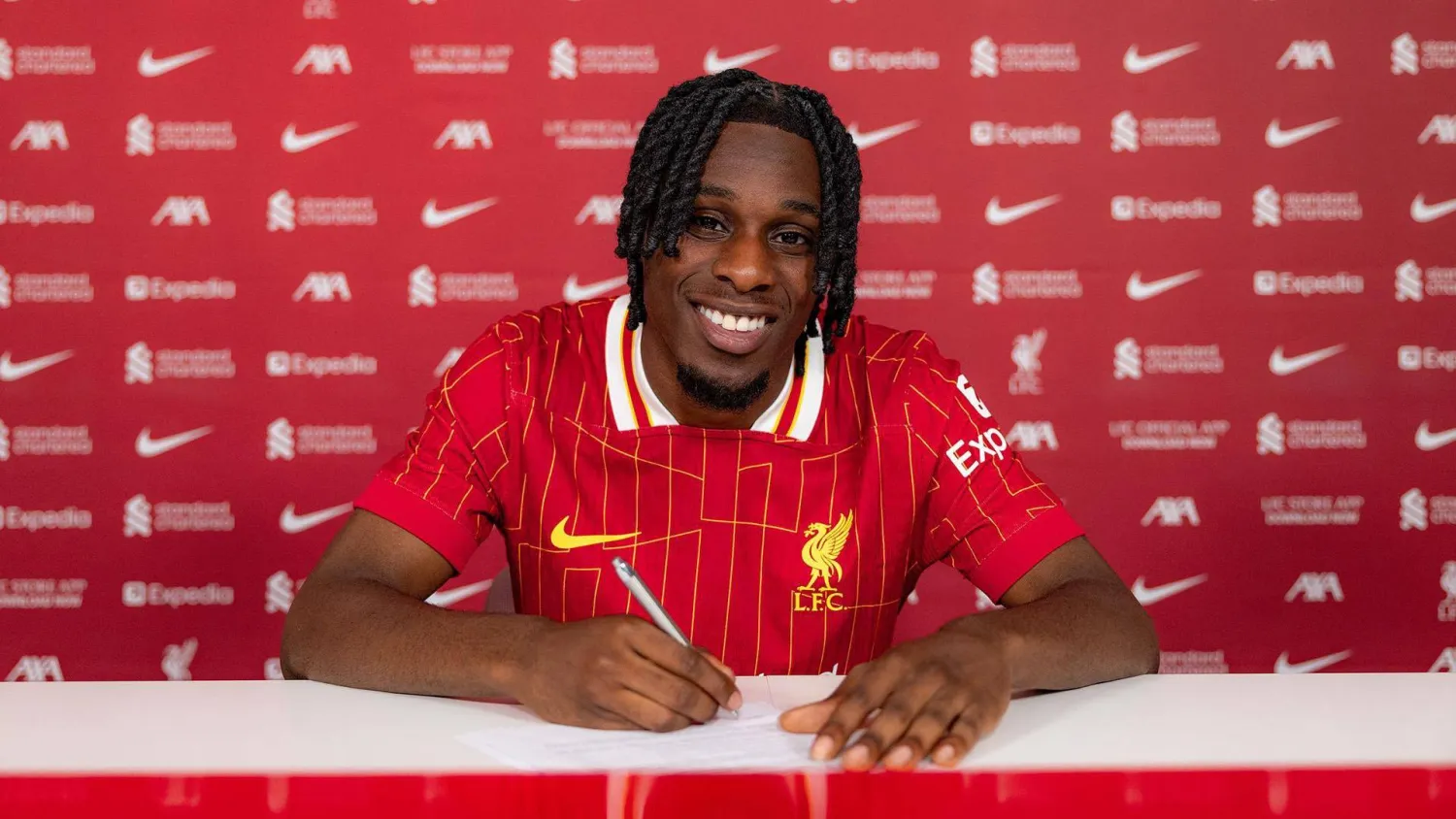 حسم ليفربول صفقة التعاقد مع الظهير/الجناح الهولندي جيريمي فريمبونغ (غيتي)