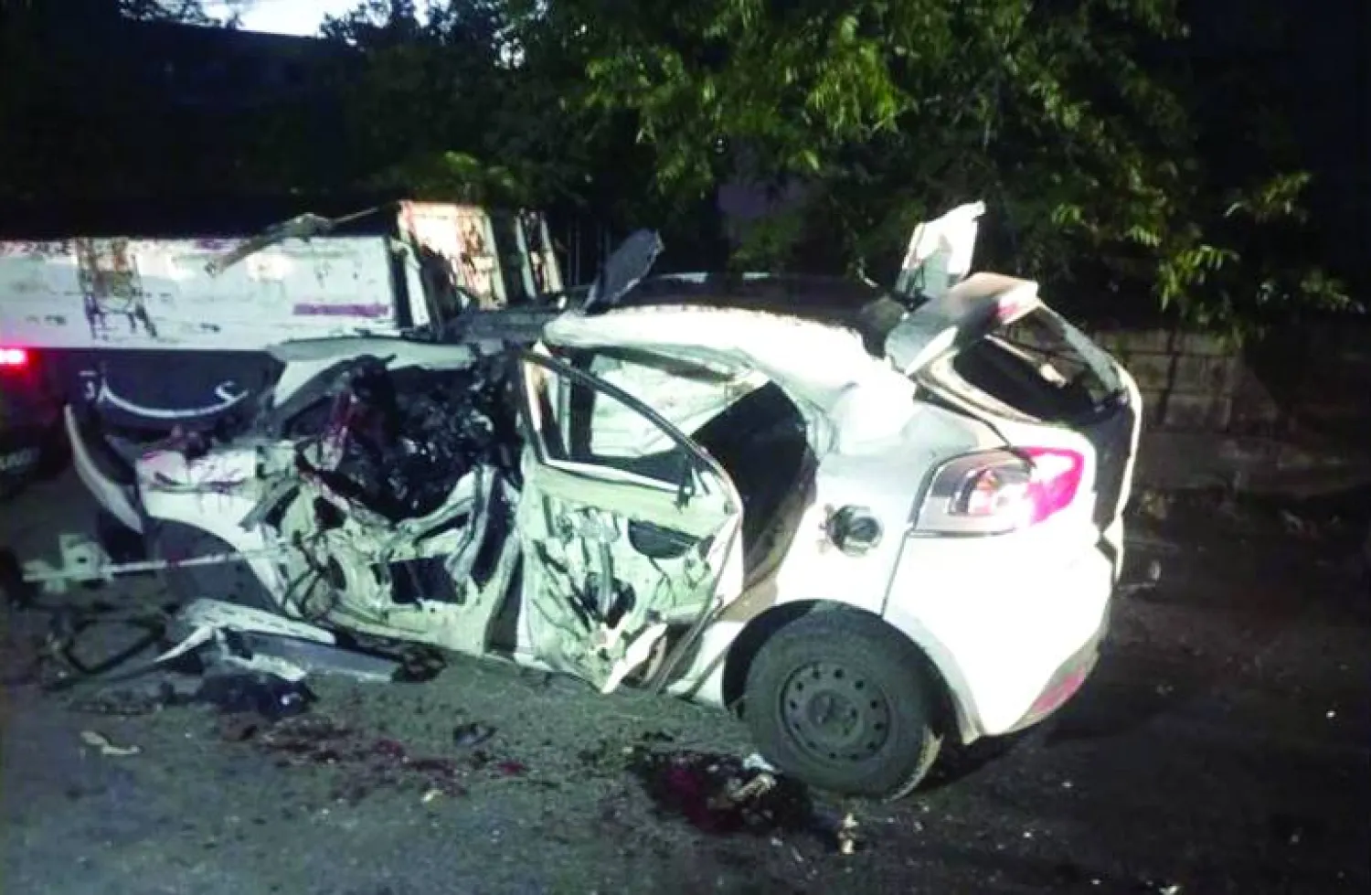 
السيارة المستهدفة في غارة إسرائيلية بدير الزهراني أدت إلى مقتل مَن بداخلها (الوكالة الوطنية للإعلام)