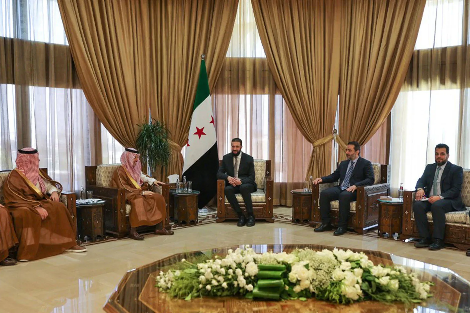 الرئيس الشرع مستقبلا الأمير فيصل بن فرحان أمس (أ.ف.ب)