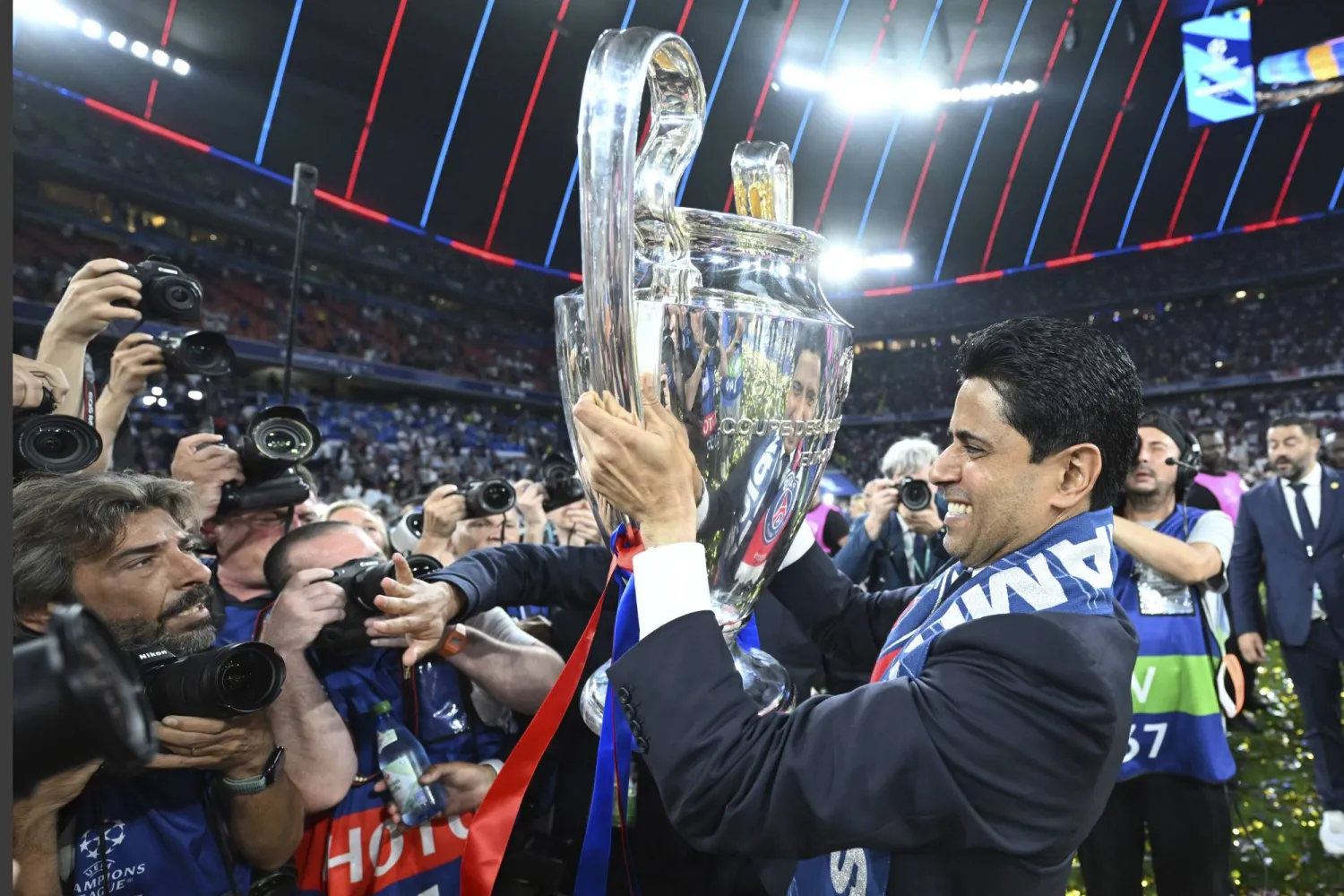 القطري ناصر الخليفي رئيس سان جيرمان يرفع كأس دوري الأبطال (أ.ب)