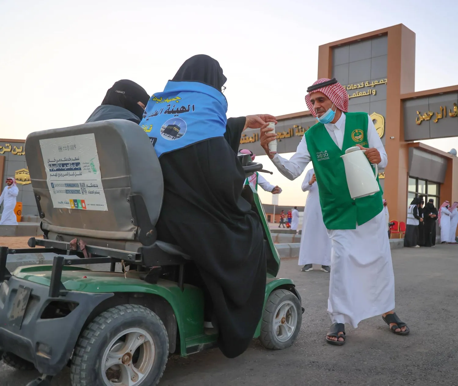 عربات كهربائية تستقبل كبار السن في منفذ الجوف (جمعية خدمات الحجاج والمعتمرين)