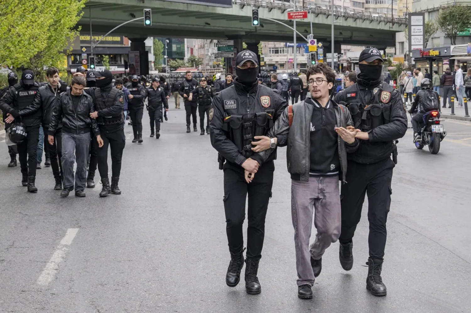 Turkish police officers detain protesters attempting to reach Taksim Square to celebrate International Workers' Day in Istanbul, Türkiye, 01 May 2025. (EPA) 