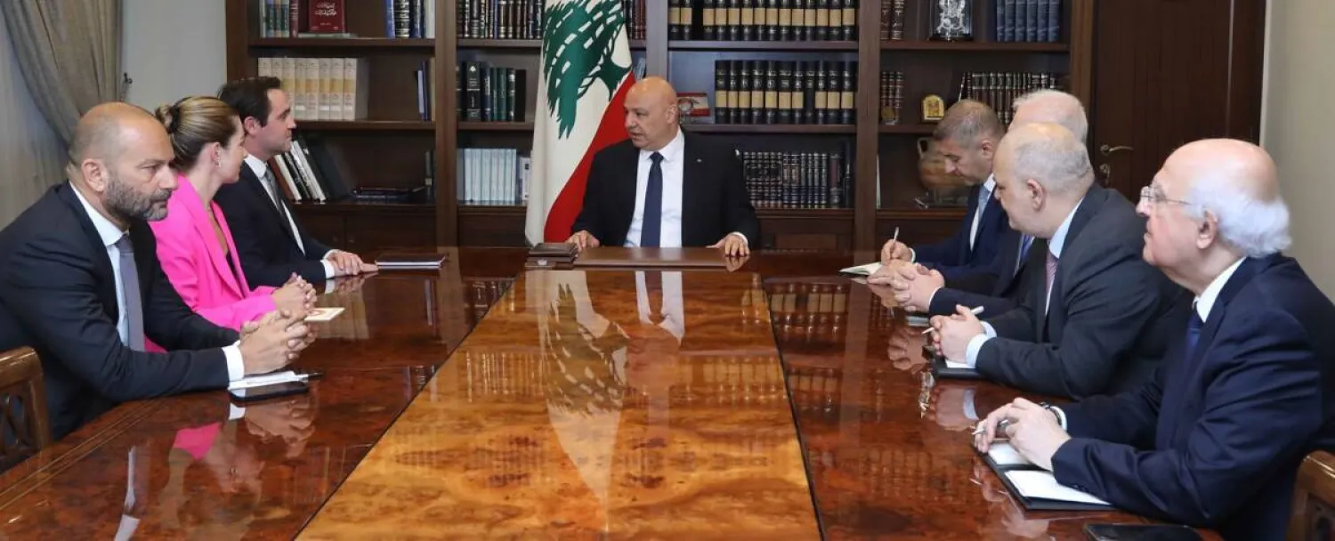 الرئيس اللبناني جوزيف عون مجتمعاً مع المدير العالمي لترخيص وتطوير «ستارلينك» سام تورنر (الرئاسة اللبنانية)