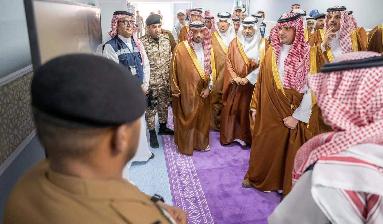 الأمير عبد العزيز بن سعود خلال تدشينه المستشفى الميداني التابع للخدمات الطبية بوزارة الداخلية في مشعر عرفات (واس)