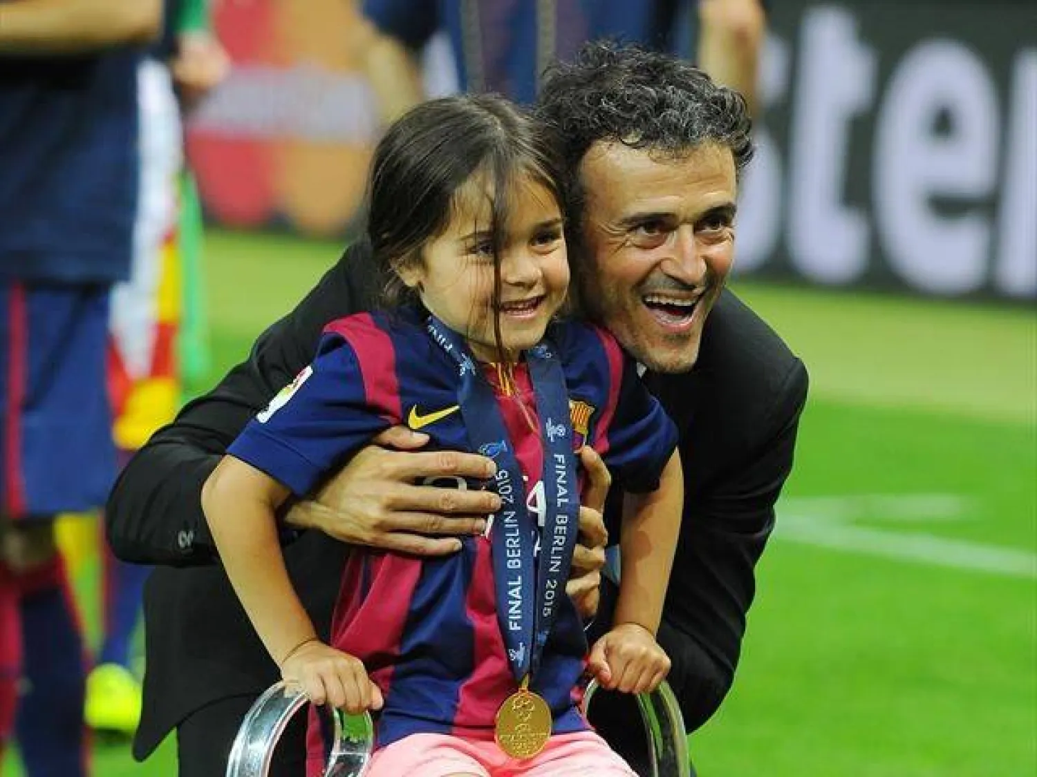 إنريكي مع ابنته زانا الراحلة (وسائل إعلام فرنسية)