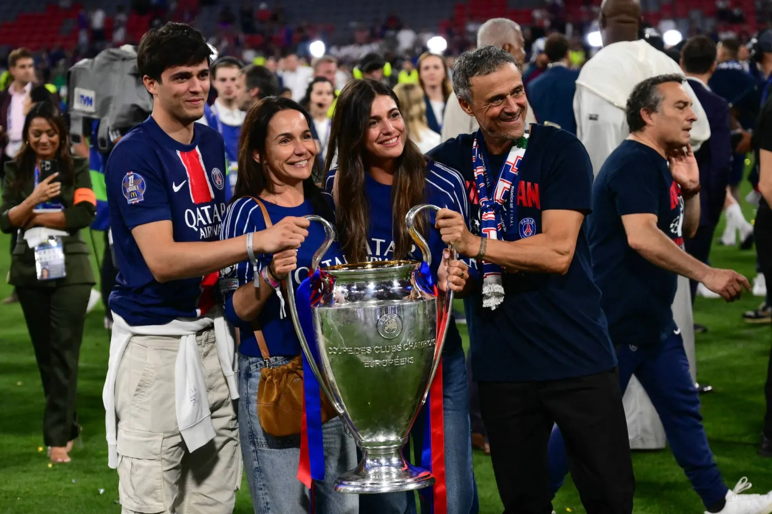 انريكي محتفلا مع أسرته بالكأس الأوروبية (أ.ف.ب)
