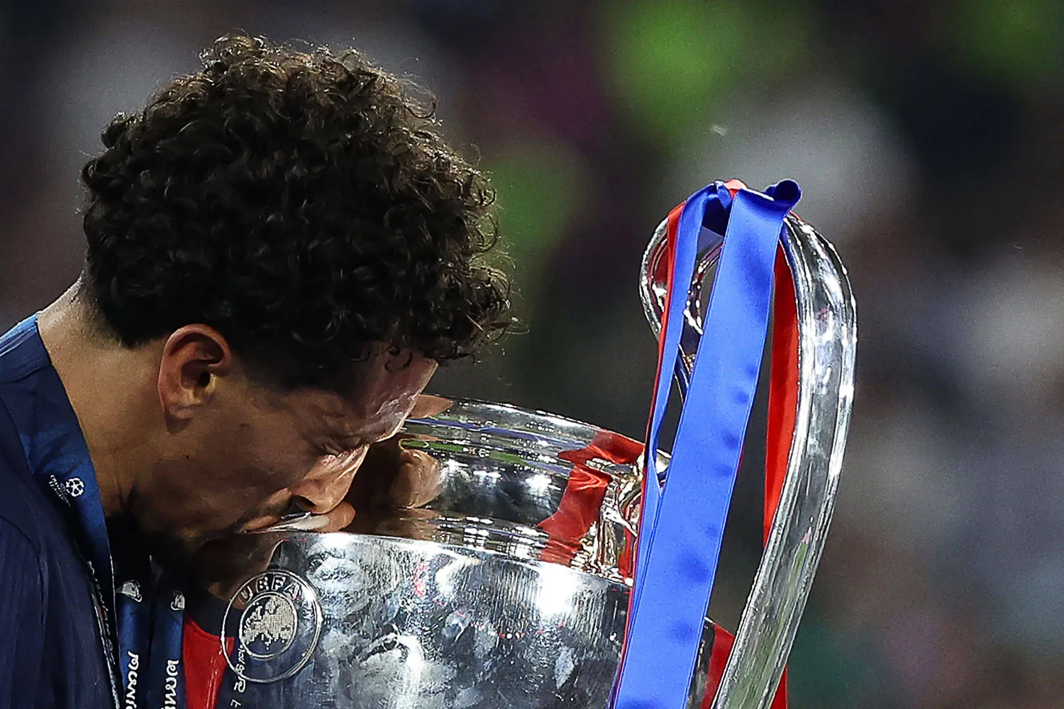 ماركينوس لاعب سان جيرمان يقبل الكأس التي ولدت في باريس (أ.ف.ب)