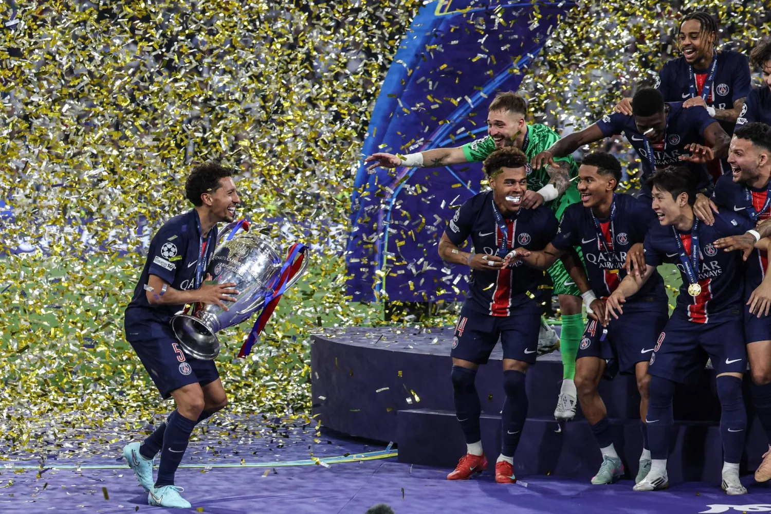 ماركينيوس قائد سان جيرمان خلال التتويج بالكأس (أ.ف.ب)