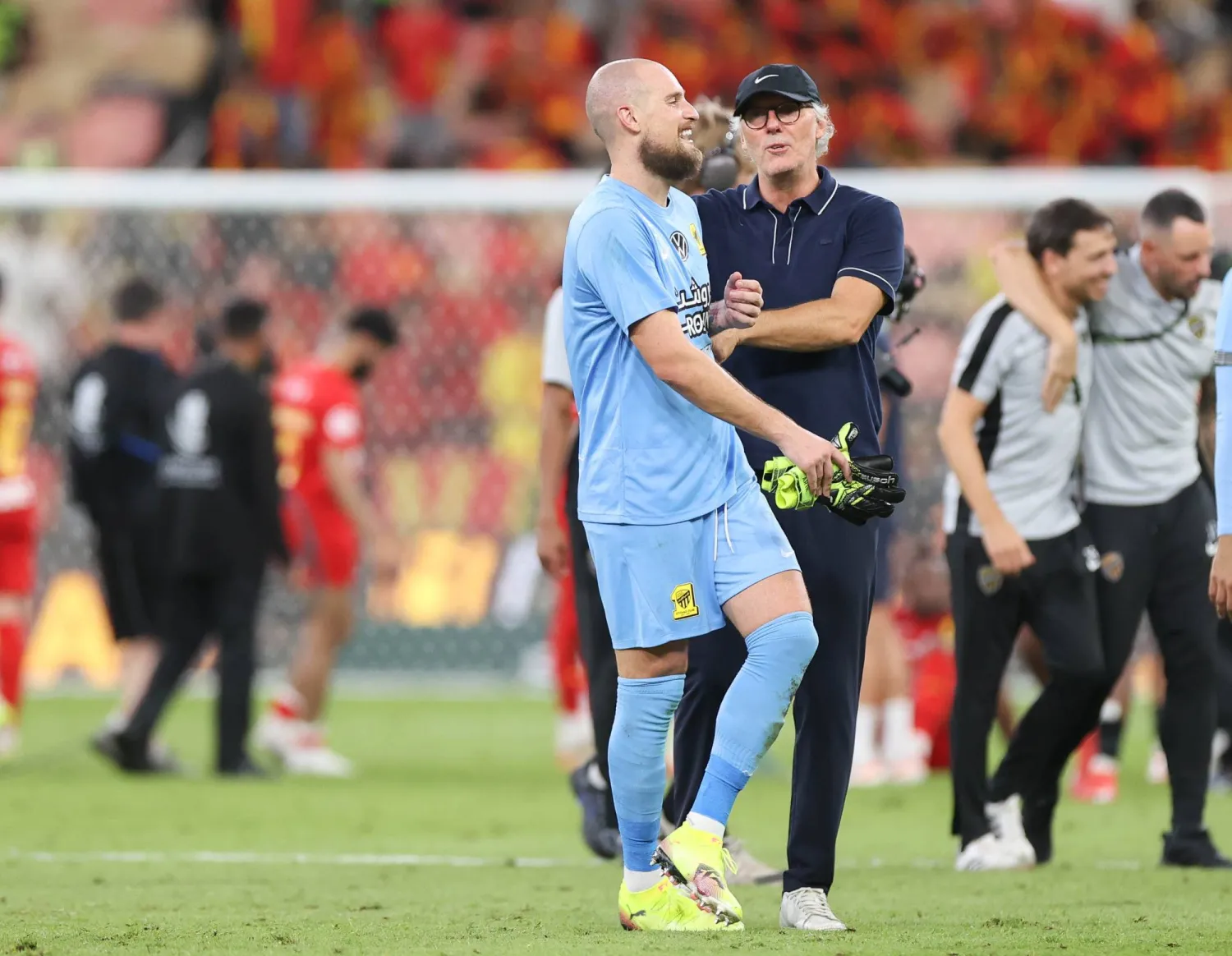 رايكو مع مدربه بلان عقب الفوز بنهائي كأس الملك (تصوير: عدنان مهدلي)